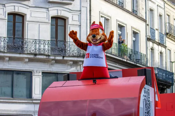 Fransa, 22 Mayıs 2024: Kamu etkinliği sırasında Caisse d 'Epargne bankasını tanıtan maskot