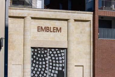 Fransa, Bordeaux, 05 Ekim 2024: Amblem işareti ve dekoratif kapı desenli cephe