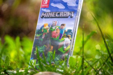 Fransa, 14 Mayıs 2024: Minecraft Nintendo Anahtarı oyun kutusu çimlerin üzerinde sergilendi