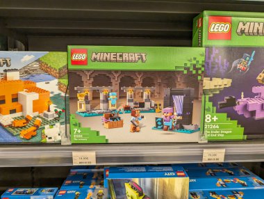 Fransa, 19 Ağustos 2024: Mağaza Rafında LEGO Minecraft Cephanelik Seti Ekran Kutusu