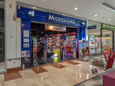 Fransa, 31 Ağustos 2024: Renkli koridorları ve ürünleri inceleyen müşterileri olan elektronik mağazası