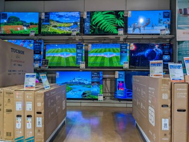 Fransa, 21 Eylül 2024: Elektronik mağazasında çeşitli ekranlar sergilenen televizyon duvarı