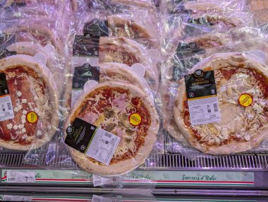 Fransa, 15 Eylül 2024: İtalyan kaynaklı markalaşma ile süpermarkette paketlenmiş pizzalar