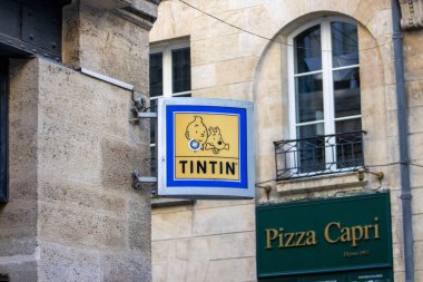 Fransa, Bordeaux, 05 Ekim 2024: Avrupa Kenti 'nde Pizza Capri Arkaplanı ile Tenten İmza