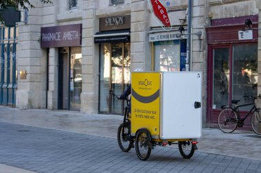 Fransa, Bordeaux, 05 Ekim 2024: Sessiz Fransız caddesinde çevre dostu kargo bisikleti satan dükkanlar.