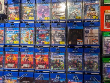 Fransa, 19 Ağustos 2024: Perakende mağazasında çeşitli PlayStation 4 oyunlarını gösteren raf