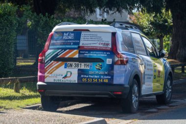 Fransa, 08 Eylül 2024: Park halindeki bir arabanın arkasında çeşitli işletmeler ilan edildi