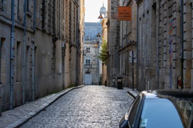 Fransa, Bordeaux, 05 Ekim 2024: Eski Avrupa şehrinde Cobblestone Caddesi Sunset Light