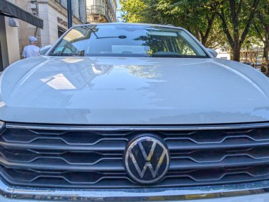 Fransa, 10 Ağustos 2024: Logosu ızgarada görünen Volkswagen arabasının ön manzarası