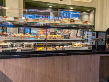 Fransa, Bordeaux, 06 Ekim 2024: Pasta ve keklerle birlikte bir mağazada sergi