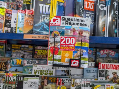 Fransa, 30 Eylül 2024: Fransız kitapçısında tarih ve ıvır zıvır yayınlarının sergilendiği dergi rafı