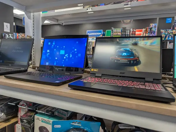 Fransa, 24 Ağustos 2024: Teknoloji perakende mağazasının rafında çeşitli dizüstü bilgisayarlar sergileniyor