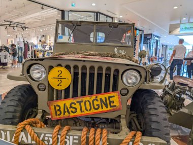Fransa, 20 Ağustos 2024: Bastogne tabelası alışveriş merkezinde sergilenen klasik askeri cip