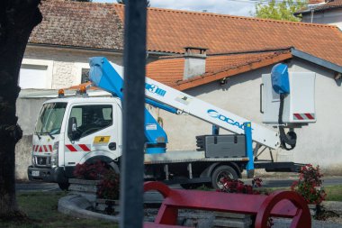 Fransa, 08 Eylül 2024: Açık turuncu kiremitli çatılı bir evin yanına park edilmiş kamu aracı