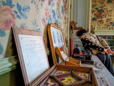 Fransa, 22 Eylül 2024: Antika eserlerin sergilendiği oda ve tarihi oyun kuralları belgesi