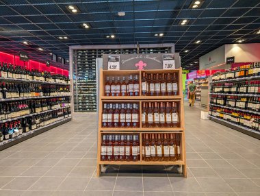 Fransa, 12 Ağustos 2024: Modern süpermarket koridorunda şarap sergisi