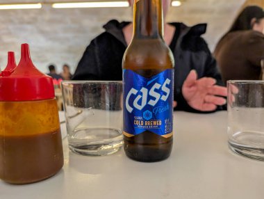 Fransa, Bordeaux, 05 Ekim 2024: Dondurmalı Soğuk Bira Şişesi Restoran Masasında