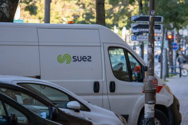 Fransa, Bordeaux, 05 Ekim 2024: Yol işaretlerinin yakınına park edilmiş beyaz minibüs