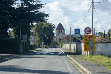 Fransa, 08 Eylül 2024: Okul bölgesi yakınlarında dur işaretli küçük bir kasaba caddesi