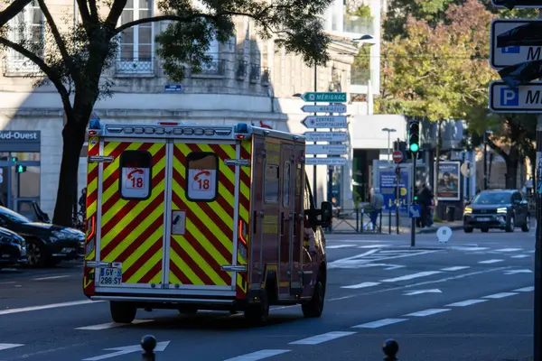 Fransa, Bordeaux, 05 Ekim 2024: Ambülans şehrin sokaklarında yön işaretleriyle geziyor