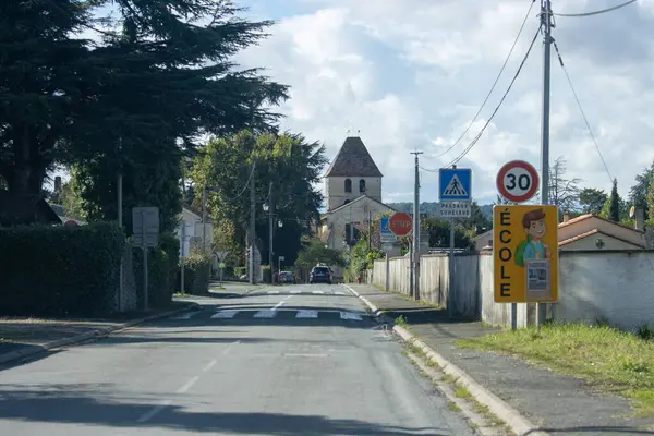 Fransa, 08 Eylül 2024: Okul bölgesi yakınlarında dur işaretli küçük bir kasaba caddesi