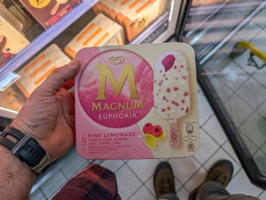 Fransa, 25 Eylül 2024: Magnum Euphoria Pembe Limonata Dondurma Kutusu