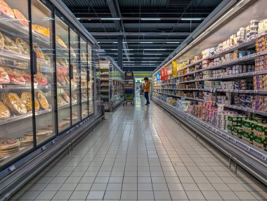 Fransa, 30 Eylül 2024: Donmuş gıda ve süt ürünleri sergilenen market koridoru