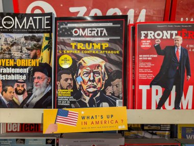 Fransa, Bordeaux, 06 Ekim 2024: Trump ve Orta Doğu Siyasi Rakamlarının yer aldığı Dergiler
