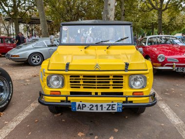 Fransa, 01 Eylül 2024: Açık hava klasik otomobil fuarında parlak sarı vintage araba