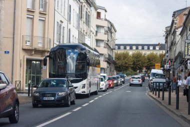 Fransa, 08 Eylül 2024: Yoğun trafik ve park edilmiş araçlar manzaralı şehir caddesi