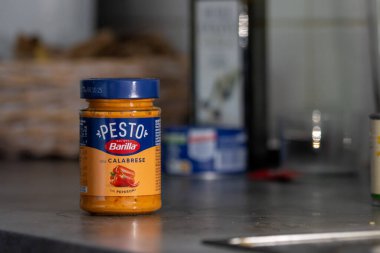 Fransa, 12 Ağustos 2024: Barilla Calabrese Pesto Salça Kavanozu Mutfak Tezgahına Yerleştirildi