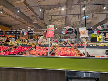 Fransa, 15 Ağustos 2024: Bir süpermarket üretim bölümünde meyve vitrinleri ve müşteriler