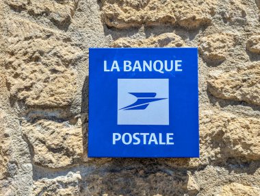 Fransa, 7 Temmuz 2024: La Banque Posta Logosu Taş Duvarda