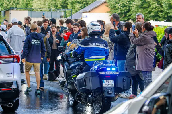 Fransa, 22 Mayıs 2024: Fotoğraf ve Tepkiler İçin Polis Motorsikleti Çevresinde Kalabalık Toplandı