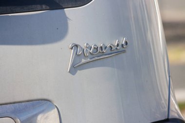 Fransa, 16 Ağustos 2024: Gümüş araç üzerindeki Citroen Picasso araba logosu