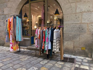 Fransa, 13 Ağustos 2024: Cobbled Caddesi 'ndeki butiğin önünde renkli elbiseler ve kıyafetler sergilendi