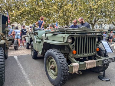 Fransa, 31 Ağustos 2024: Açık Hava Tarihi Olayında Eski Askeri Cipleri Keşfeden İnsanlar