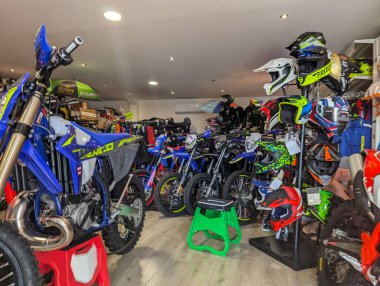 Fransa, 13 Ağustos 2024: Bir galeride motosiklet ve teçhizat gösterimi