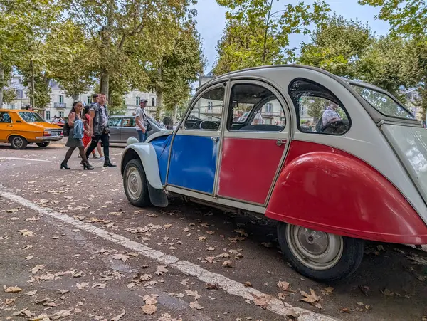 Fransa, 01 Eylül 2024: Caddeye park edilmiş Fransız bayrağı renginde klasik araba