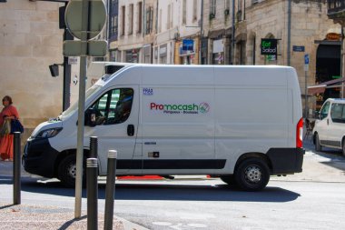 Fransa, 5 Ağustos 2024: Promocash dağıtım minibüsü şehir caddesinde park halinde