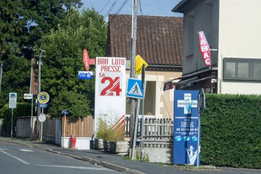 Fransa, 08 Eylül 2024: Bar ve veteriner tabelalı sokak sahnesi, Fransız mahallesi