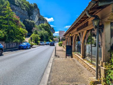 Fransa, 01 Temmuz 2024: Uçurum manzaralı kırsal restoran