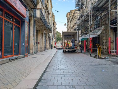 Fransa, Bordeaux, 05 Ekim 2024: Kamyon ve inşaat iskelesi faaliyeti ile şehir sokak sahnesi.