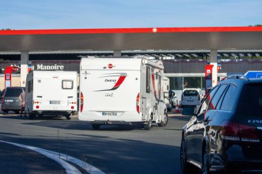 Fransa, 10 Ağustos 2024: Kamp Vanları ve Arabalarıyla Benzin İstasyonunda Aracın Kuyruğu