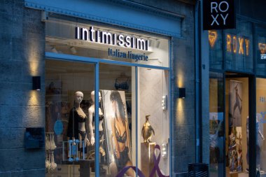 Fransa, Bordeaux, 05 Ekim 2024: Alışveriş caddesi girişinde iç çamaşırı mağazası vitrinleri