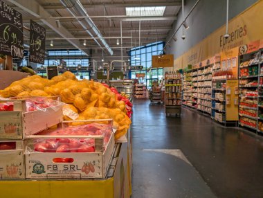 Fransa, 31 Temmuz 2024: Süpermarket Taze Sebzeler ve Paketlenmiş Marketlerle Üretim Bölümü