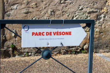 Fransa, 16 Ağustos 2024: Parc de Vesone için metal kapıda yön oku imzala