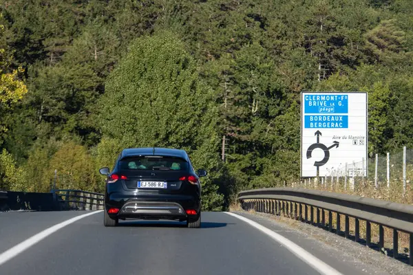 Fransa, 10 Ağustos 2024: Otoyolda Fransa 'ya giden araba işaretleri