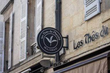 Fransa, 16 Ağustos 2024: Les Thes du Marche Biyoloque dış duvar tabelası