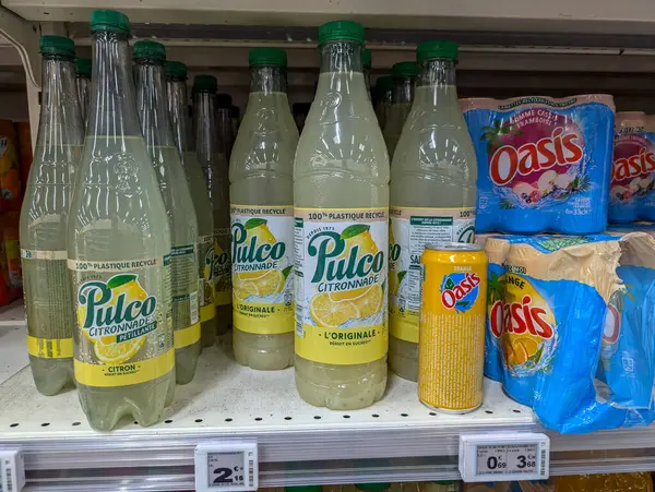 Fransa, 27 Ağustos 2024: Pulco limonata ve Oasis şişeleri rafta